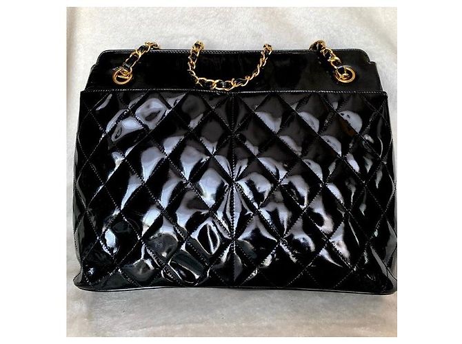 Mademoiselle Bolso de hombro de cuero charol con acolchado de diamante y colgante de medallón CC de CHANEL. Negro - vista 7