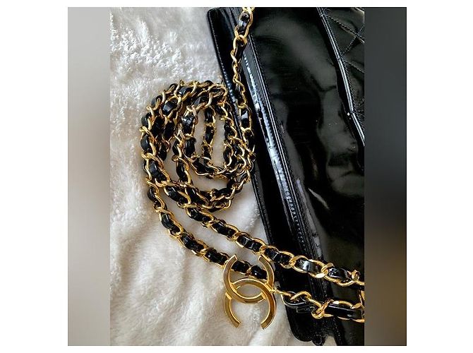 Mademoiselle Bolso de hombro de cuero charol con acolchado de diamante y colgante de medallón CC de CHANEL. Negro - vista 8
