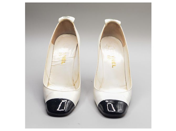 Décolleté Chanel in vernice bianco - vista 2