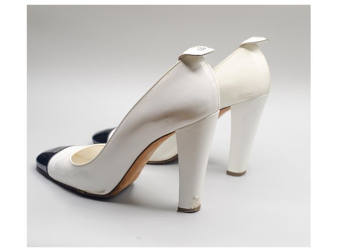Décolleté Chanel in vernice bianco - vista 6