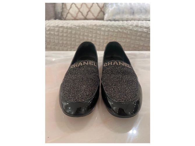 Mocassini Chanel Socky CC in vernice nero - vista 3
