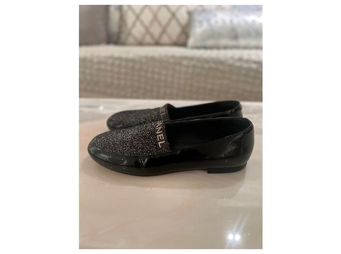 Mocassini Chanel Socky CC in vernice nero - vista 4