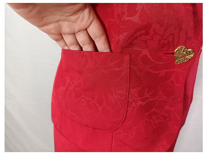 Traje rojo de Yves Saint Laurent con botones en forma de corazón. Roja - vista 10