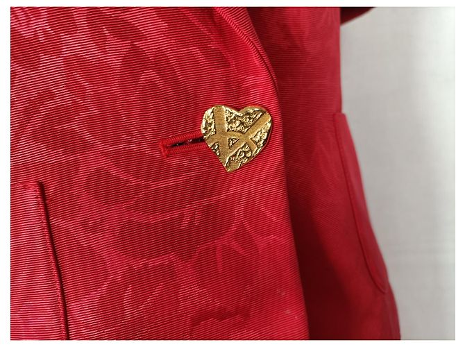 Traje rojo de Yves Saint Laurent con botones en forma de corazón. Roja - vista 11