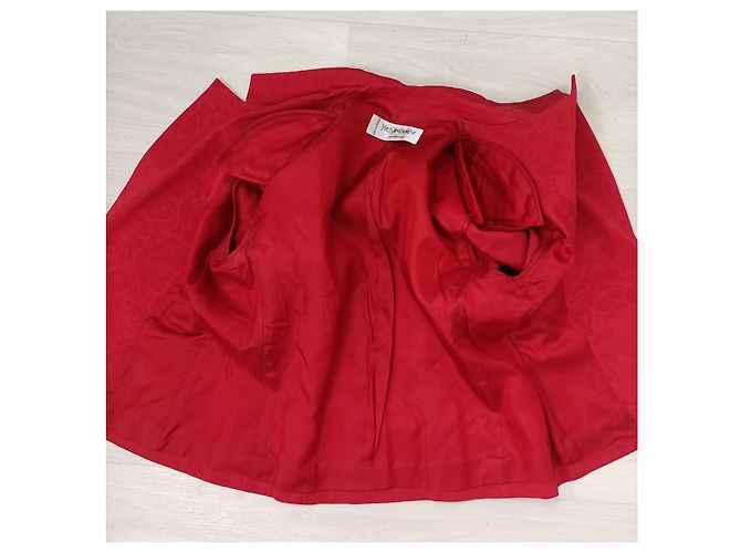 Traje rojo de Yves Saint Laurent con botones en forma de corazón. Roja - vista 12
