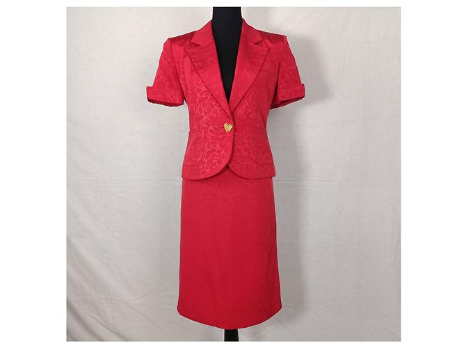 Traje rojo de Yves Saint Laurent con botones en forma de corazón. Roja - vista 3