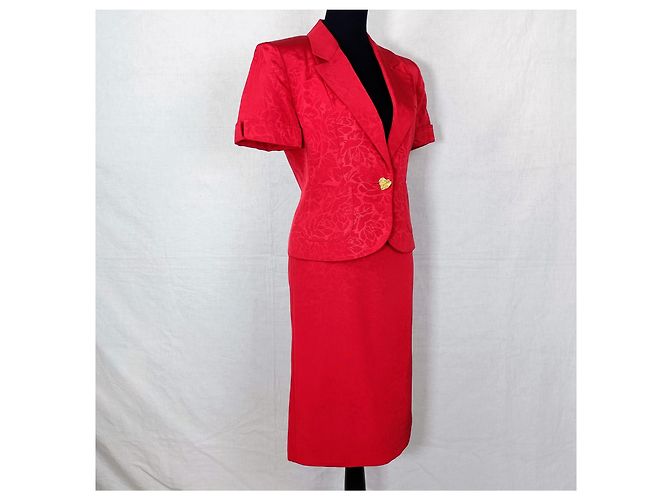 Traje rojo de Yves Saint Laurent con botones en forma de corazón. Roja - vista 4
