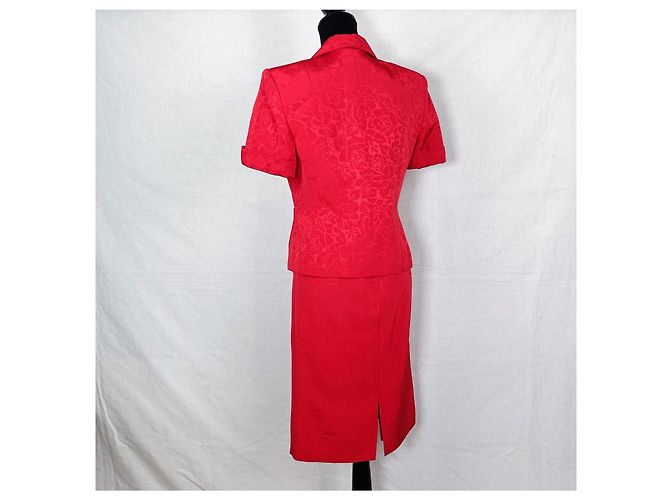 Traje rojo de Yves Saint Laurent con botones en forma de corazón. Roja - vista 2