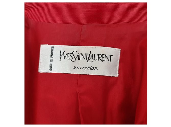 Traje rojo de Yves Saint Laurent con botones en forma de corazón. Roja - vista 5