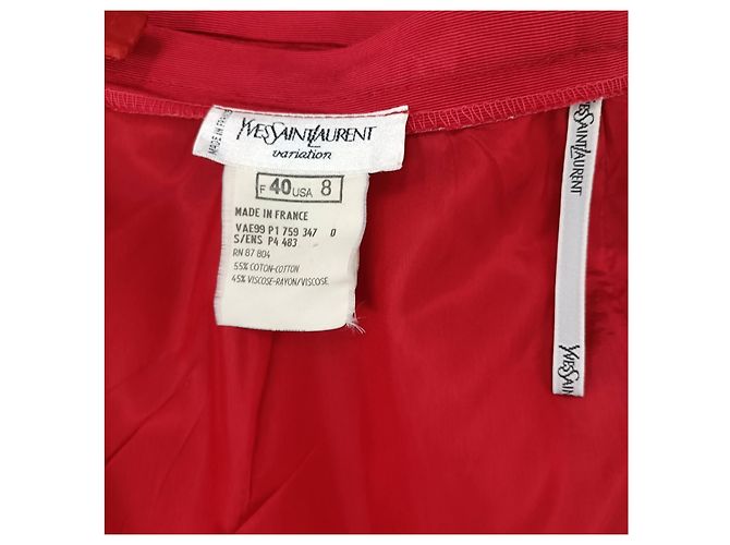 Traje rojo de Yves Saint Laurent con botones en forma de corazón. Roja - vista 6