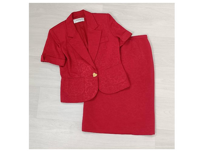Traje rojo de Yves Saint Laurent con botones en forma de corazón. Roja - vista 7