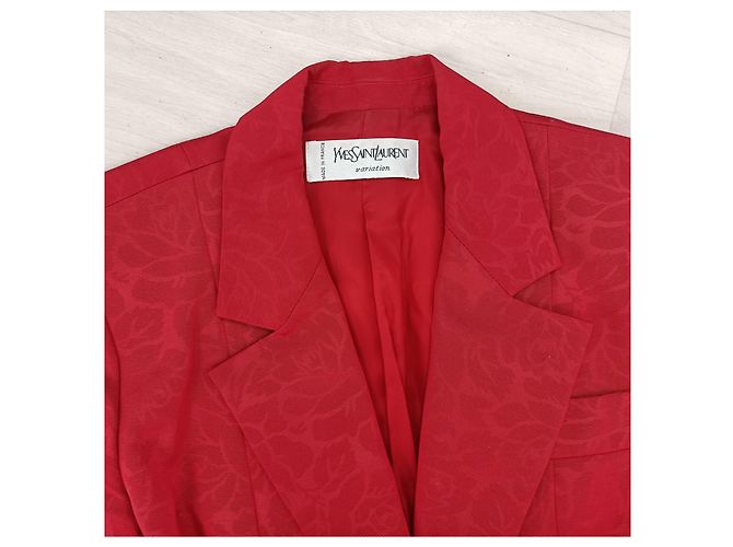 Traje rojo de Yves Saint Laurent con botones en forma de corazón. Roja - vista 8