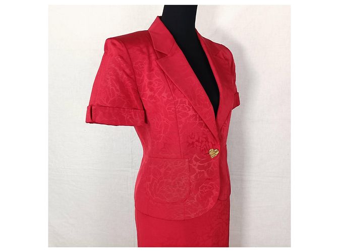 Traje rojo de Yves Saint Laurent con botones en forma de corazón. Roja - vista 9