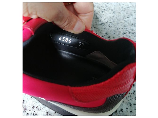 Fendi Sneaker aus rotem Wildleder - Ansicht 2