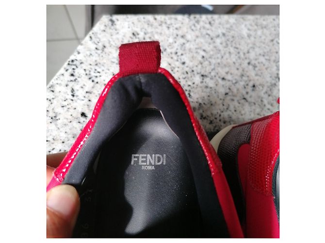 Fendi Sneaker aus rotem Wildleder - Ansicht 3