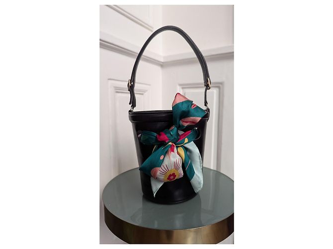 Sac seau Hermès modèle Mangeoire, noir cuir box - vue 2