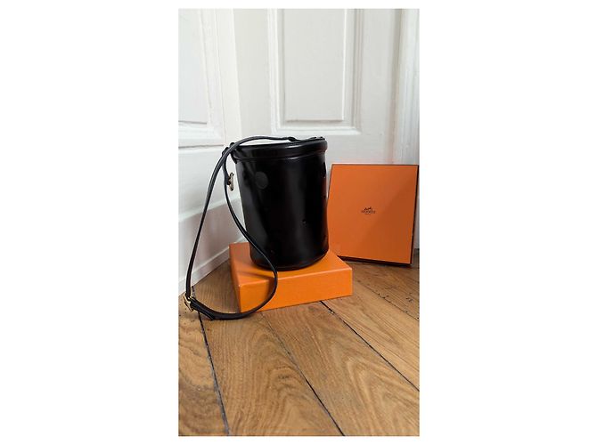 Sac seau Hermès modèle Mangeoire, noir cuir box - vue 3