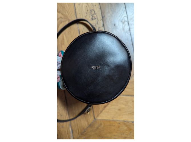 Sac seau Hermès modèle Mangeoire, noir cuir box - vue 4