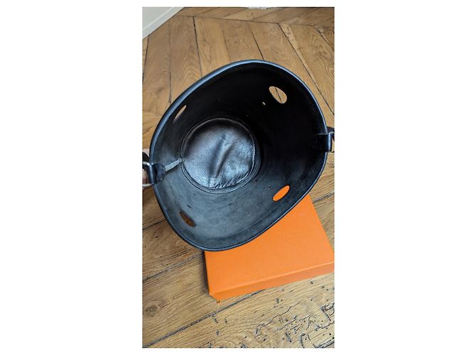 Sac seau Hermès modèle Mangeoire, noir cuir box - vue 7