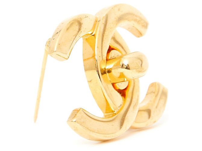 Spilla Chanel 96P dorata con chiusura a CC. D'oro - vista 2