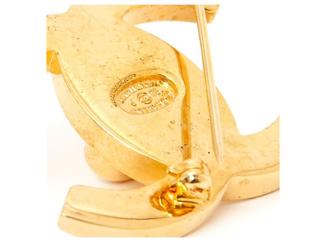 Spilla Chanel 96P dorata con chiusura a CC. D'oro - vista 3