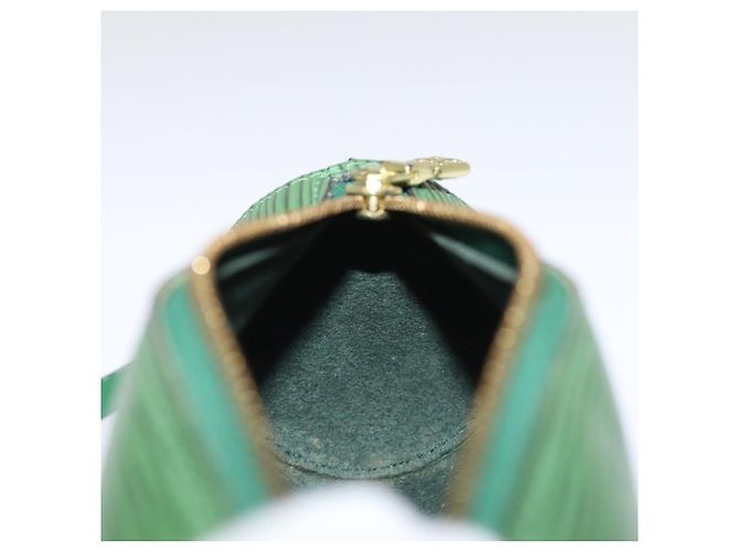 LOUIS VUITTON Epi Soufflot Pouch Verde LV Auth 76903 - vista 11