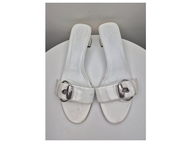 Mules Gucci de charol blanco - vista 2