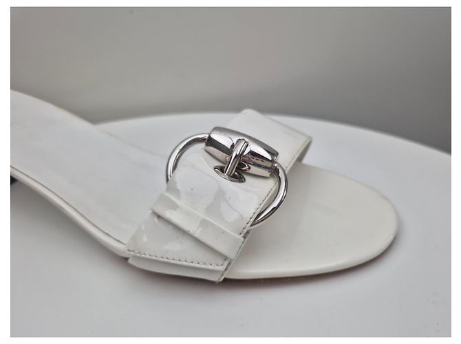Mules Gucci de charol blanco - vista 9