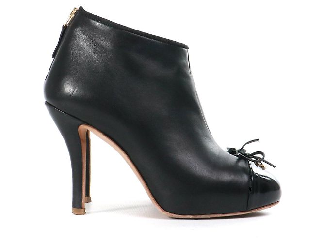 CHANEL - Botines Chanel CC en piel de cordero negro (tamaño 34.5) - vista 2