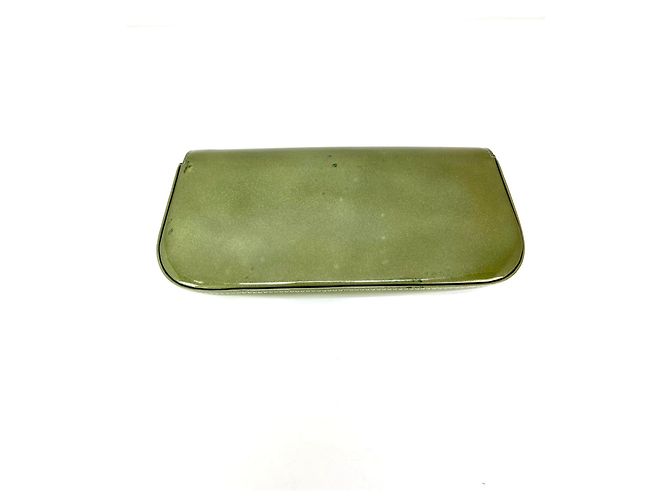 Clutch verde Sobe de charol Louis Vuitton - vista 2