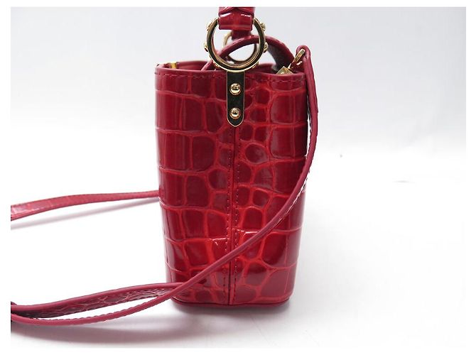 BORSA A MANO MINI LOUIS VUITTON CAPUCINES IN PELLE DI COCCODRILLO ROSSO - vista 3