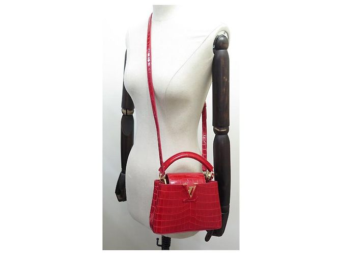 BORSA A MANO MINI LOUIS VUITTON CAPUCINES IN PELLE DI COCCODRILLO ROSSO - vista 7