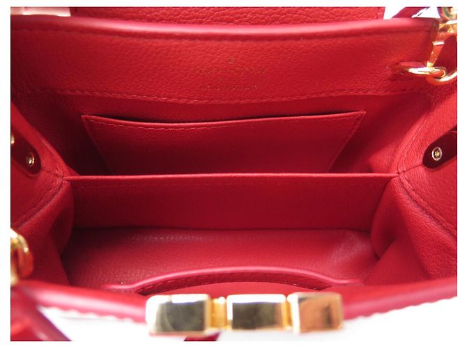 BORSA A MANO MINI LOUIS VUITTON CAPUCINES IN PELLE DI COCCODRILLO ROSSO - vista 9