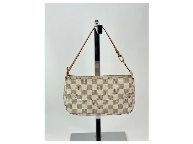 Bolsa Pochette Acessórios Damier Azur Branca Louis Vuitton Branco - vista 2