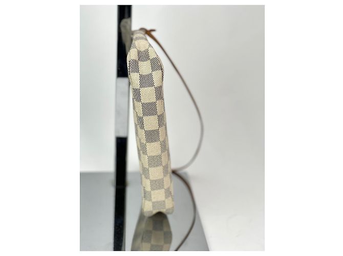 Bolsa Pochette Acessórios Damier Azur Branca Louis Vuitton Branco - vista 5