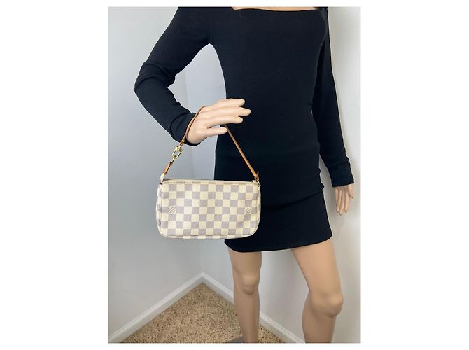 Bolsa Pochette Acessórios Damier Azur Branca Louis Vuitton Branco - vista 6