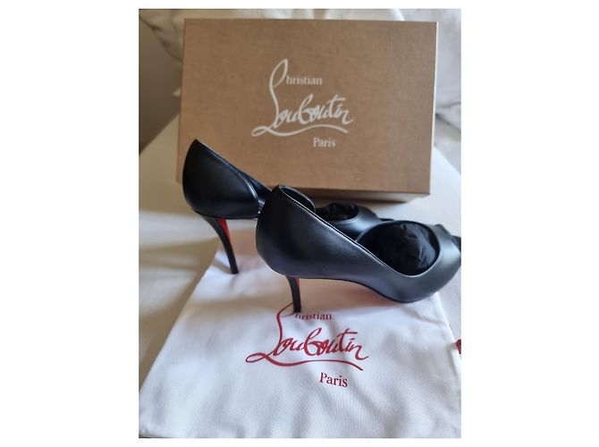 Décolleté Christian Louboutin Open Apostropha in pelle nappa nera - vista 4