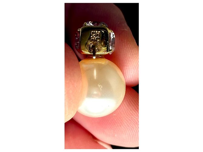 Orecchini a goccia placcati in oro con cristalli e perle sintetiche di CH Carolina Herrera. Crudo Gold hardware - vista 10