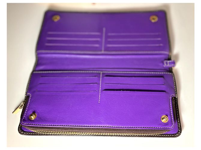 Billetera de cuero marrón y morado de Carolina Herrera. Marrón oscuro - vista 4