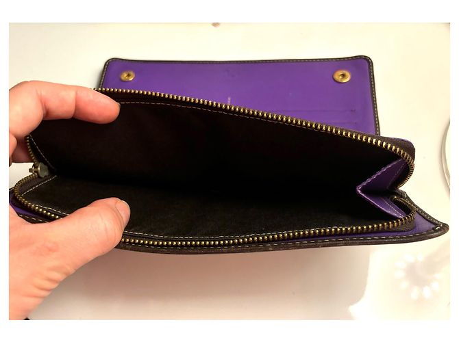 Billetera de cuero marrón y morado de Carolina Herrera. Marrón oscuro - vista 5