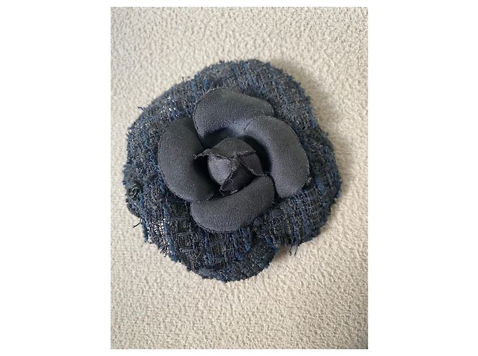 Spilla Camelia Chanel blu navy tweed Blu scuro - vista 2