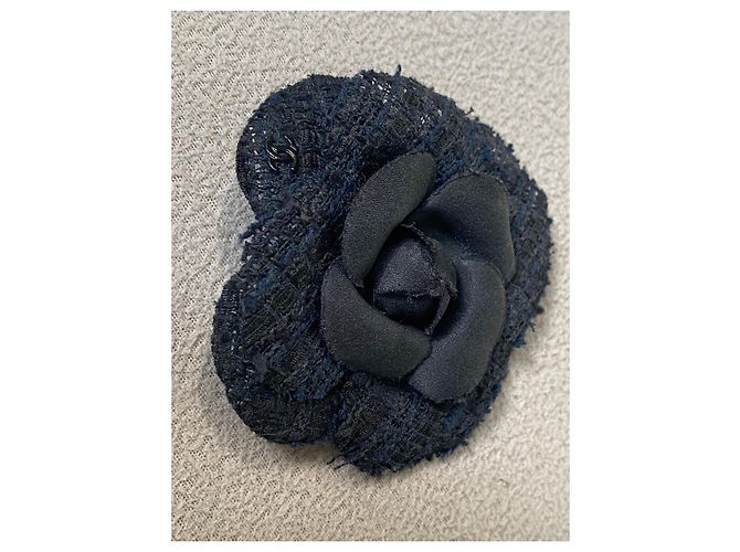Spilla Camelia Chanel blu navy tweed Blu scuro - vista 3