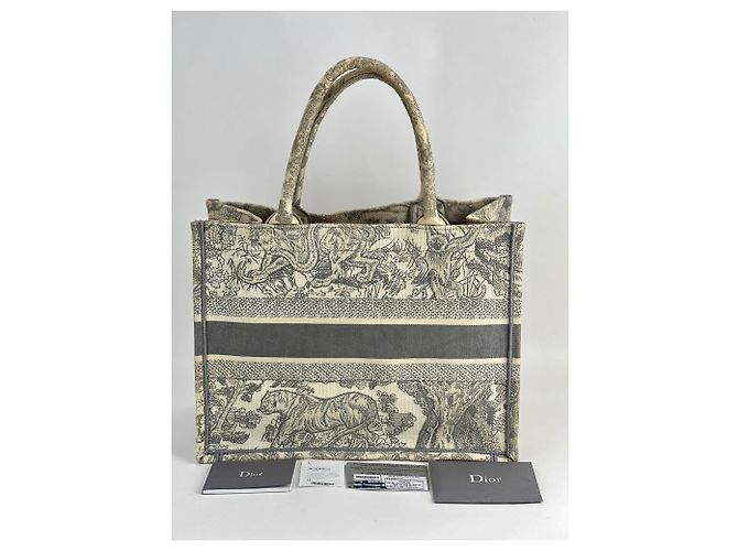 CHRISTIAN DIOR Medium Dior Book Graue Bestickte Tasche Weiß - Ansicht 3