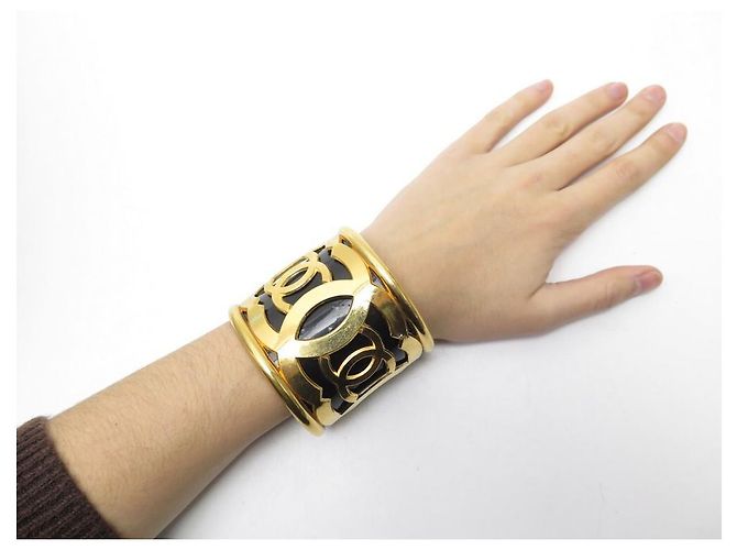 BRACCIALE VINTAGE CHANEL MANCHETTE LOGO CC 1970 T17 METALLO DORATO EMAIL NERO BANGLE D'oro - vista 13