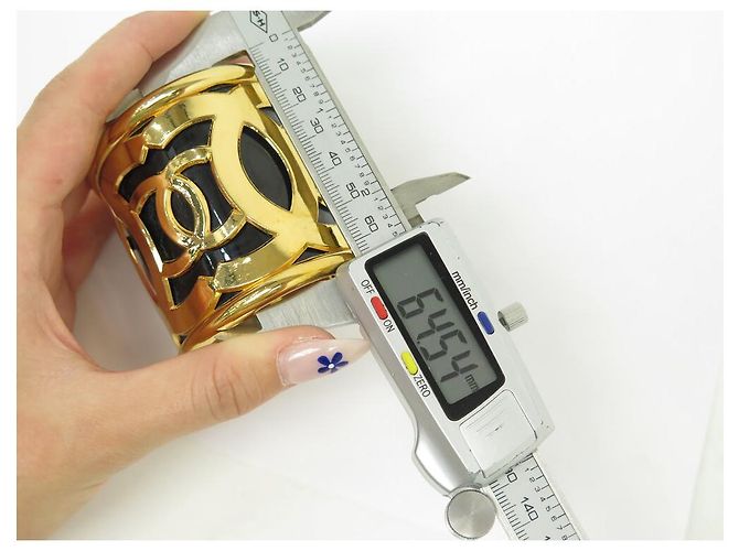 BRACCIALE VINTAGE CHANEL MANCHETTE LOGO CC 1970 T17 METALLO DORATO EMAIL NERO BANGLE D'oro - vista 8
