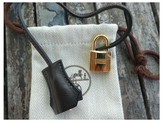 Glocke, Zugband, neues Hermès Vorhängeschloss für Kelly- oder Birkin-Handtasche Braun Dunkelbraun - Ansicht 2