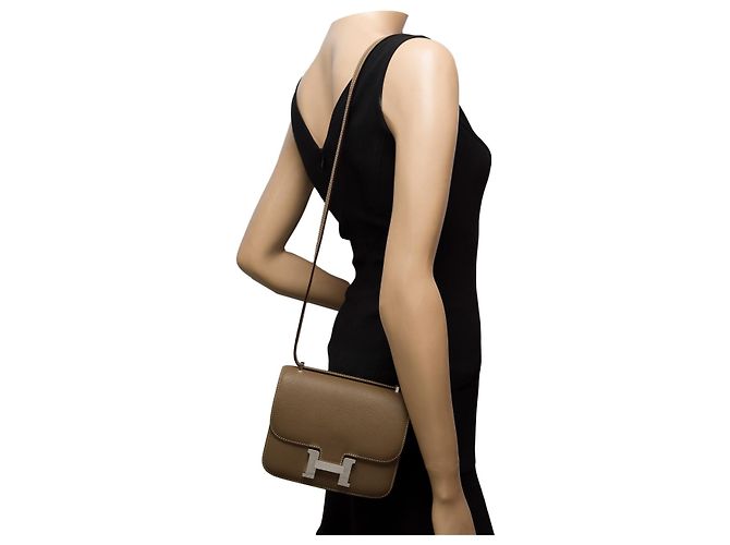 Hermès Sac HERMES Constance en Cuir Étoupe - 101999 Taupe - vue 14