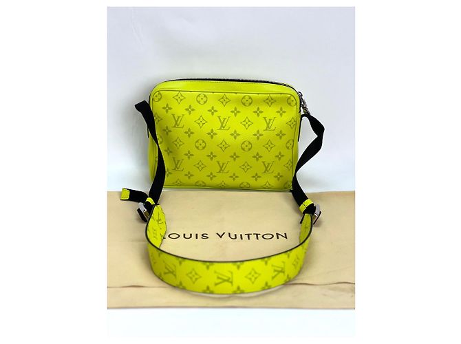 Sac Messenger Outdoor Taigarama Jaune LOUIS VUITTON - vue 2
