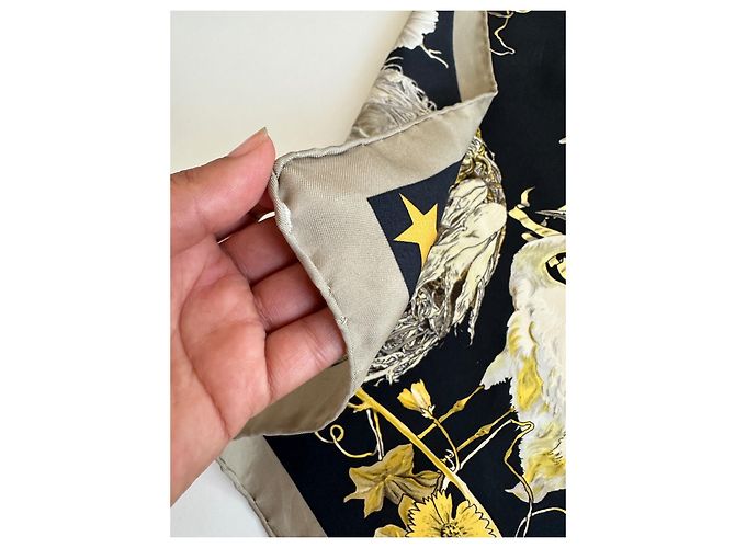 Hermès 'Fauna e Flora del Texas' Sciarpa Kermit Oliver 90 Nero D'oro - vista 12