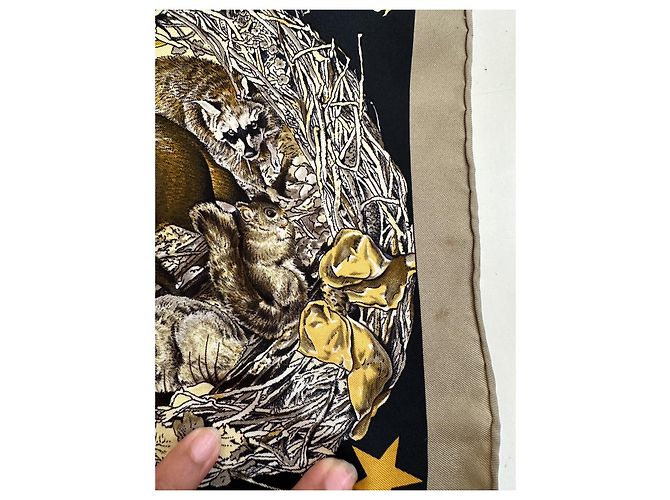 Hermès 'Fauna e Flora del Texas' Sciarpa Kermit Oliver 90 Nero D'oro - vista 18